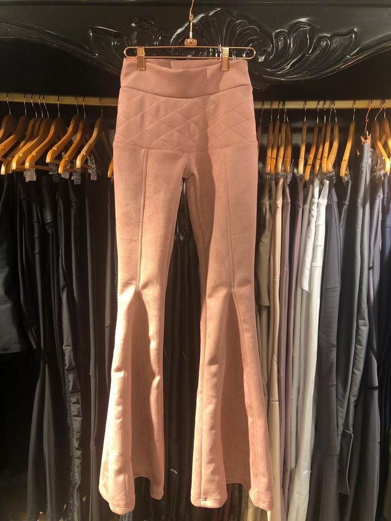 calça flare em suede